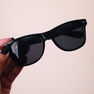 black wayfarer sunglasses