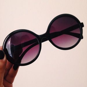 black round sunglasses