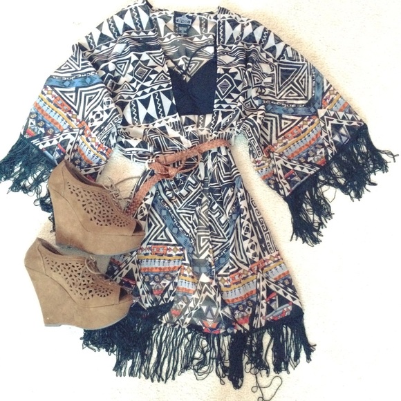 ️SOLD 😊Kimono with fringes - Picture 2 of 2