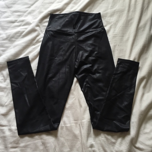 Black high waisted snake-skin leggings