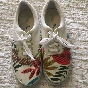 Skechers tennis shoes with style