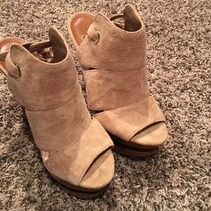 Jessica Simpson never worn shoes