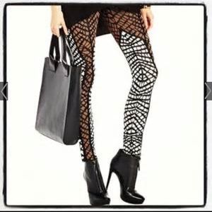 BCBG Geometric print leggings