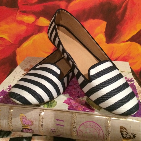 Like new white and navy striped flats!