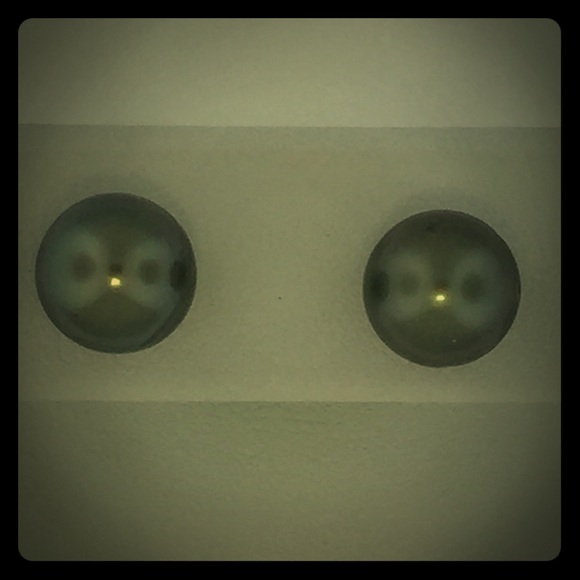 Black pearl earrings