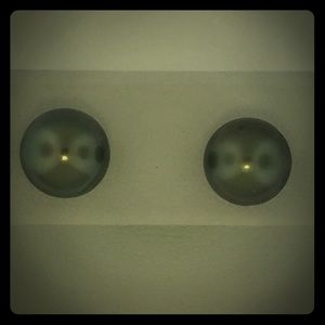 Black pearl earrings