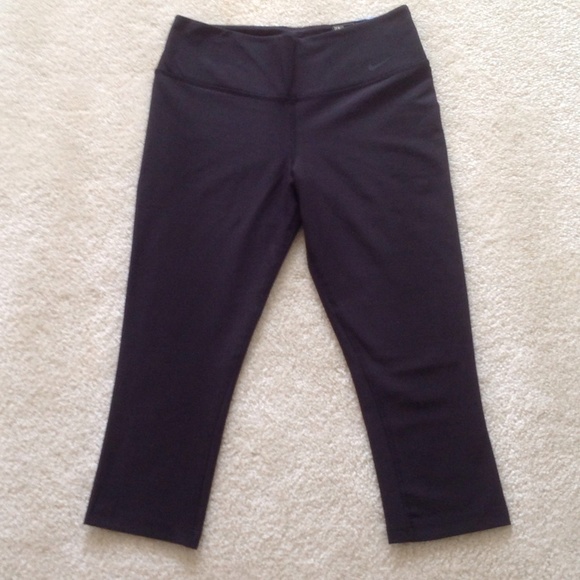 NWT Nike Legend 2.0 Tight Fit Legging Size Medium
