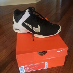 Women's Nike basketball shoes barely worn.
