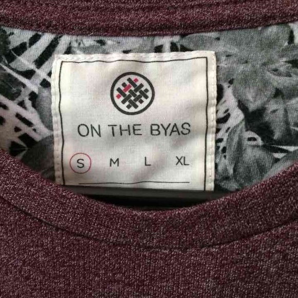 Maroon sweater with floral accents (men's) - Picture 2 of 4