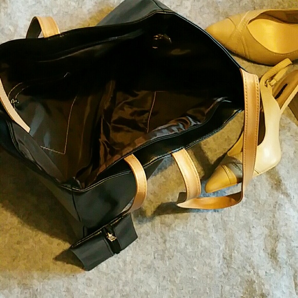 Black hand bag with attached coin purse (NWOT) - Picture 2 of 4