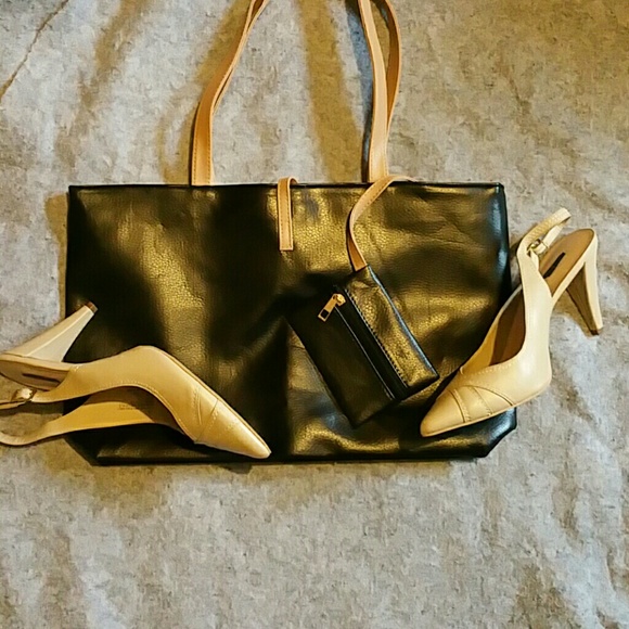 Black hand bag with attached coin purse (NWOT) - Picture 3 of 4