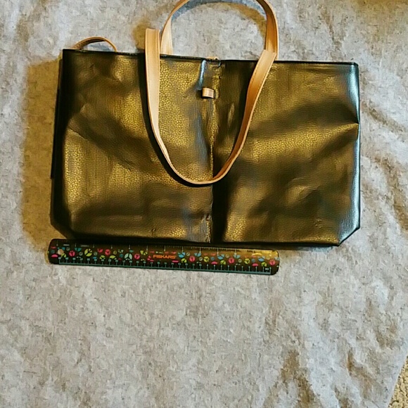 Black hand bag with attached coin purse (NWOT) - Picture 4 of 4