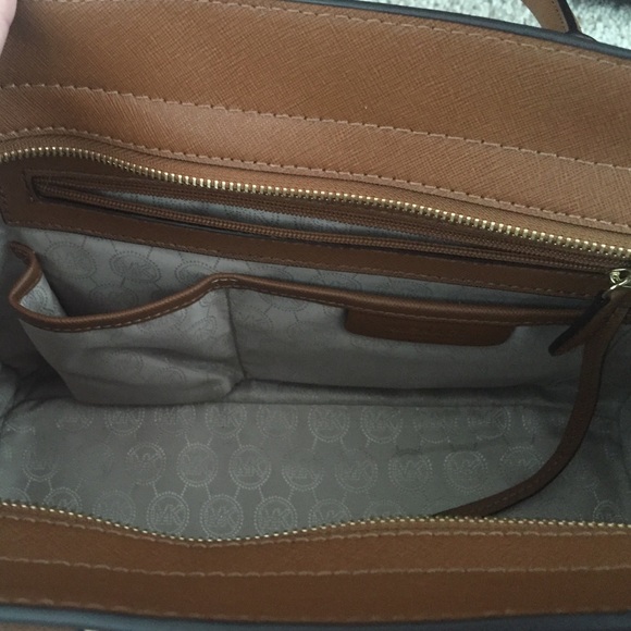 Sold. 🎉Host Pick💐Michael Kors Selma - Picture 2 of 4