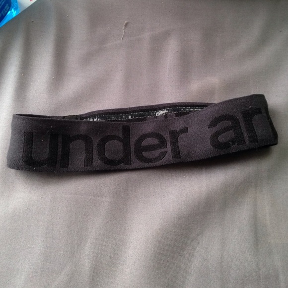 Under Armour black headband