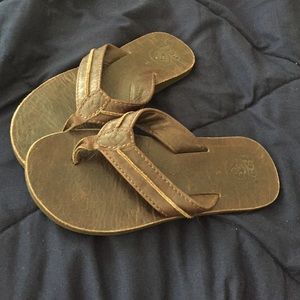 SALE $5 🍂Reef brown leather flip flops