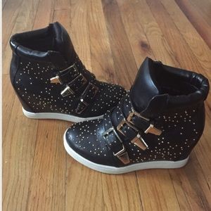 Comfy stylish wedge heels