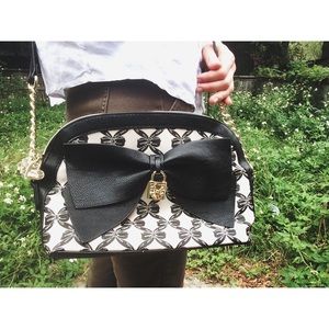 🎉 HP 🎉 Betsey Johnson Black & White Bow Bag