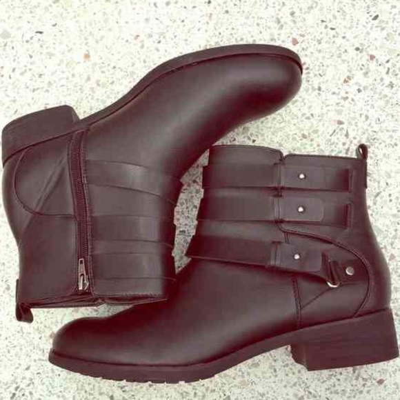 DV moto booties. Super cute but too big ):