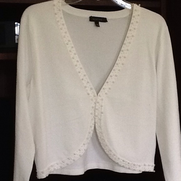 Spense cropped winter white sweater.