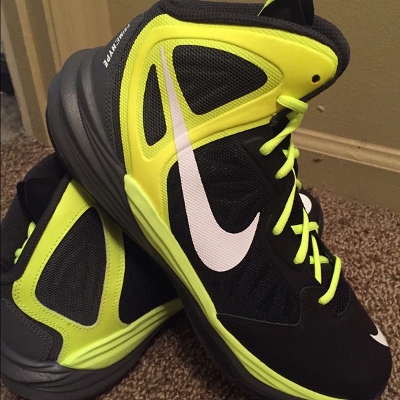 Nike Shoes - NEW Nike Hype DF