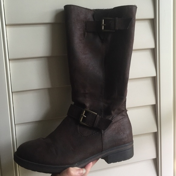 tall brown zippered boots
