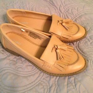 Beige flat tasseled loafers