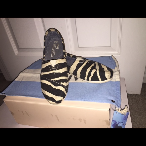 Zebra print Toms with dust bag