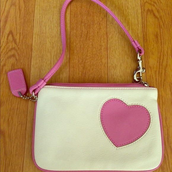 ✨SALE✨COACH Pink Heart Wristlet