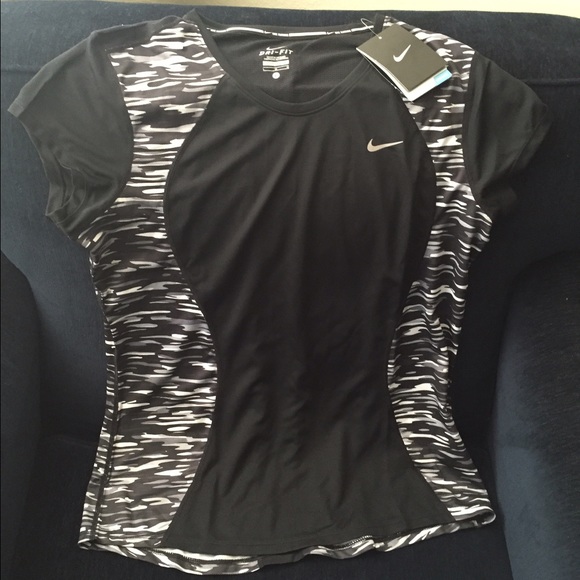 ❗️SOLD❗️Nike Dry Fit women's top - Picture 2 of 4
