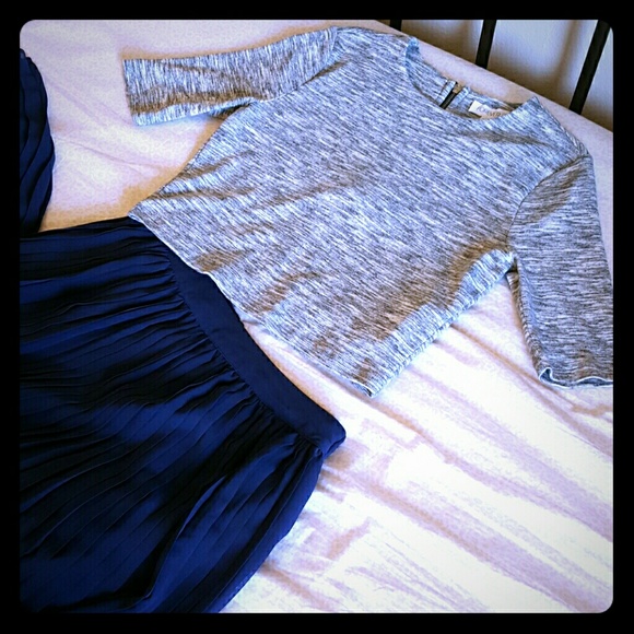 Very Cute Grey Crop Top with a zippered back.