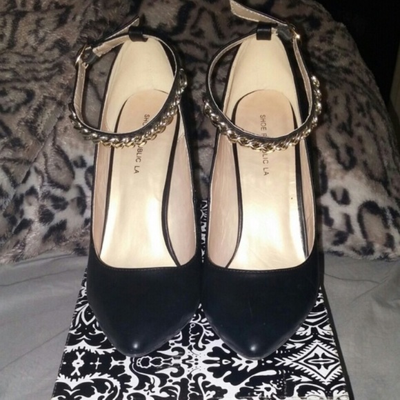 Black pump with gold chain link accent