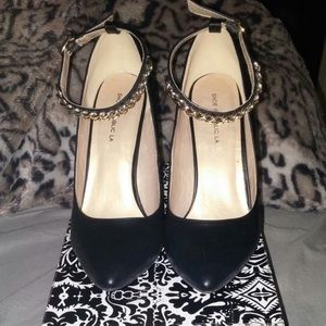 Black pump with gold chain link accent