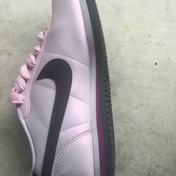 Nike women shoes 5, beautiful pink color - Picture 1 of 4