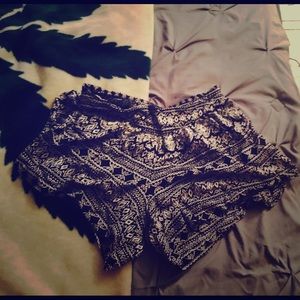 Loose fit shorts w/ pockets