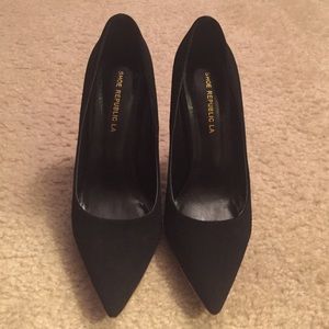 Suede black pumps