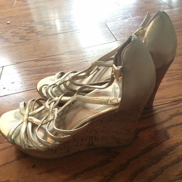 Size 8 Fergie collection gold wedges - Picture 2 of 4