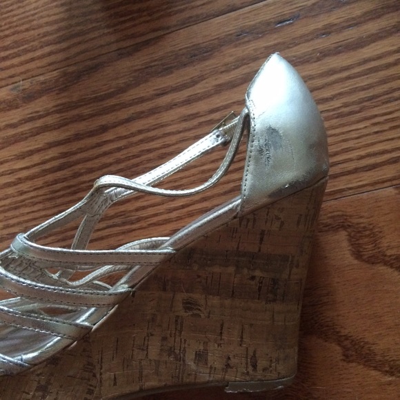 Size 8 Fergie collection gold wedges - Picture 3 of 4