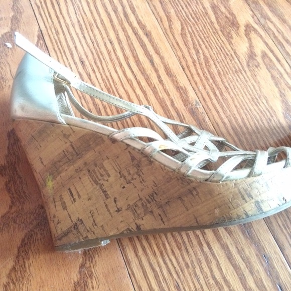 Size 8 Fergie collection gold wedges - Picture 4 of 4