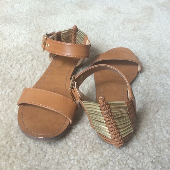 Cognac ankle strap sandals with gold detail!