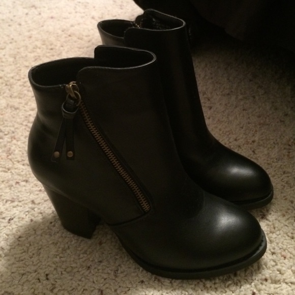 Just Fab Size 7 Black Booties