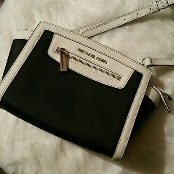 Michael Kors Handbags - Mk crossbody