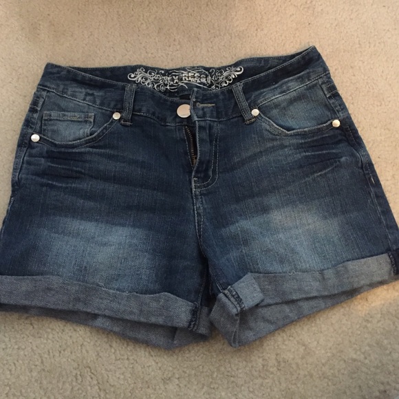 Blue jean shorts with stretch