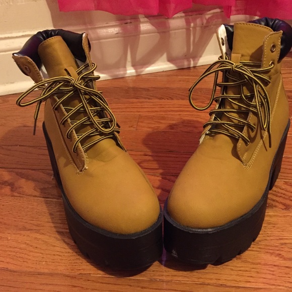Badge/tan shoe boots