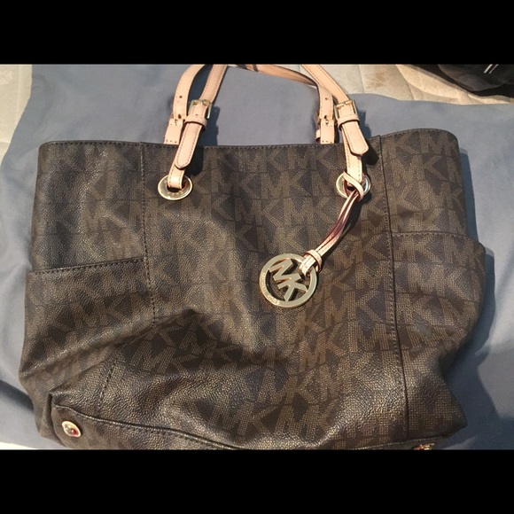 Michael Kors Handbags - Authentic Michael kors Tote bag
