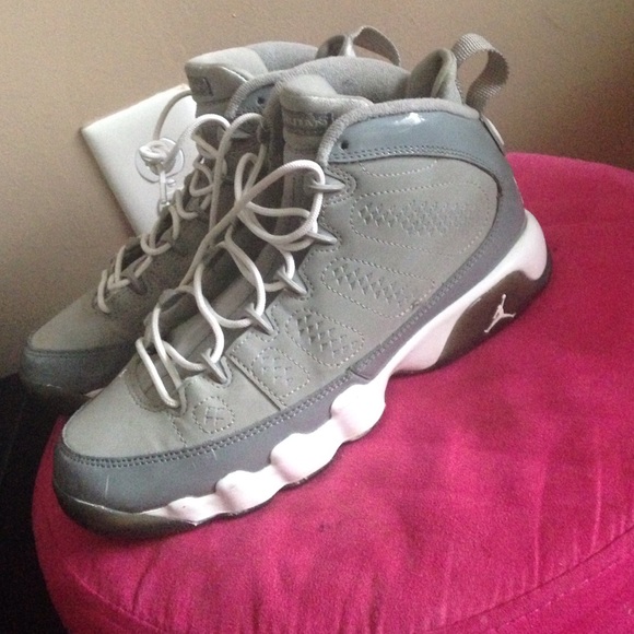 Cool Grey 9s 🕧 - Picture 2 of 4
