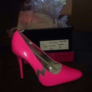 Neon fushia pump w/ lightning bolt