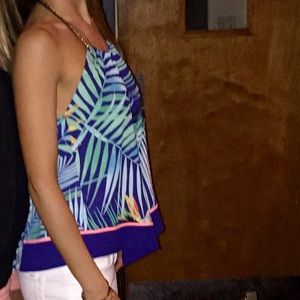 Express top with gold chain neck