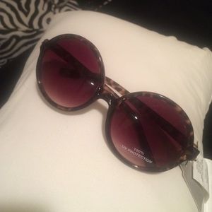 Leopard print sunglasses