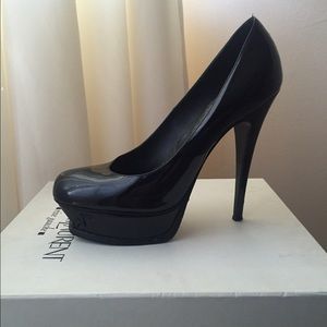 Saint Laurent Black Patent Leather pumps
