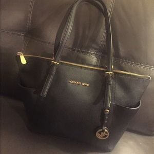 MICHAEL KORS JET SET TOP-ZIP SAFFIANO LEATHER TOTE